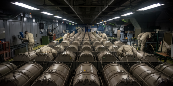 EUA Negam Planos de Reintroduzir Armas Nucleares na Ucrânia