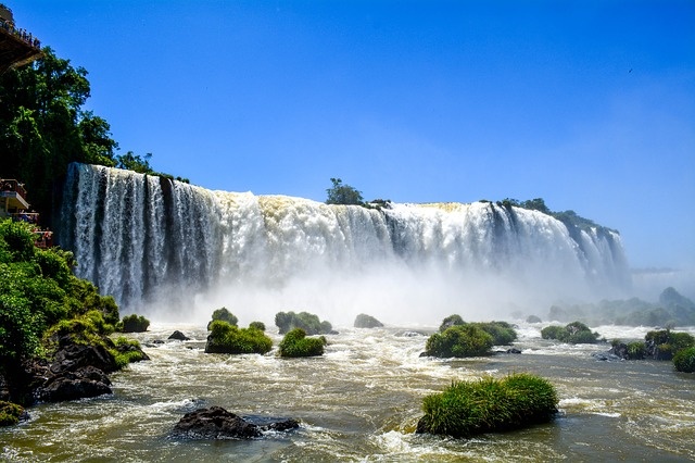 Cataratas do Iguaçu: a grandiosidade de certos aspectos da natureza brasileira parece indicar a vocação e a missão providenciais do País