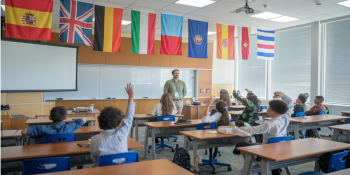 CURSO DE ESPANHOL: Aula 1: Alfabeto, Saudações, Apresentações e Gramática Básica