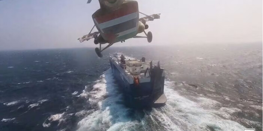 Um helicóptero militar sobrevoa o navio cargueiro Galaxy Leader no Mar Vermelho foto: Reuters